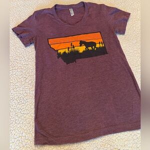 Women’s Small Heathered Maroon Crewneck Graphic Horse Tee